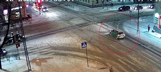 Два автомобиля влобовую столкнулись на перекрестке в центре Петрозаводска (ВИДЕО) 
