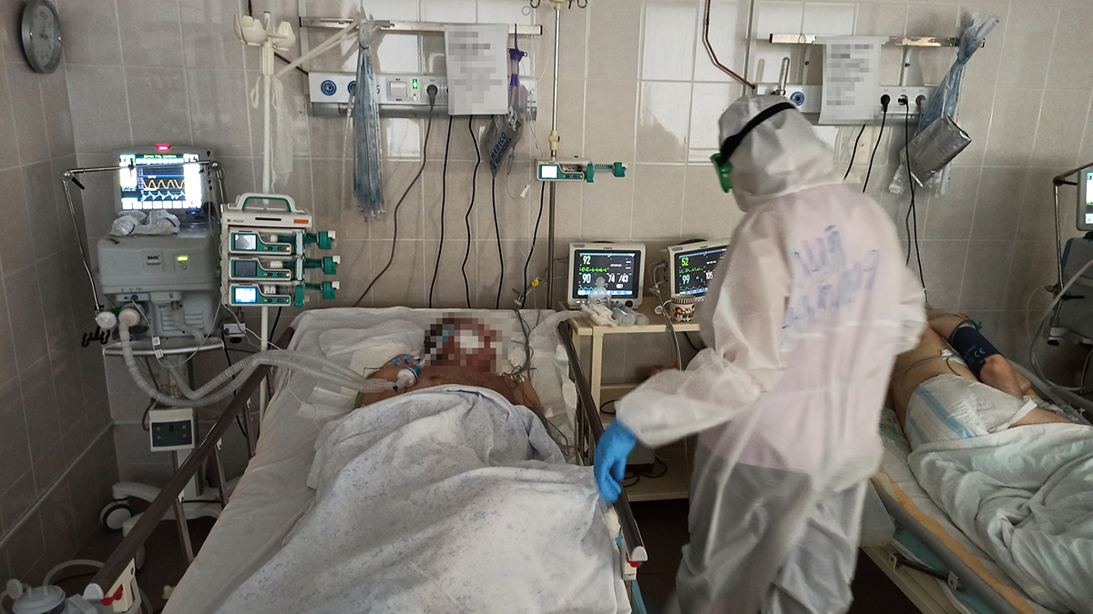 В ковид-центрах Карелии врачи борются за жизни 6 пациентов, находящихся в крайне тяжелом состоянии 