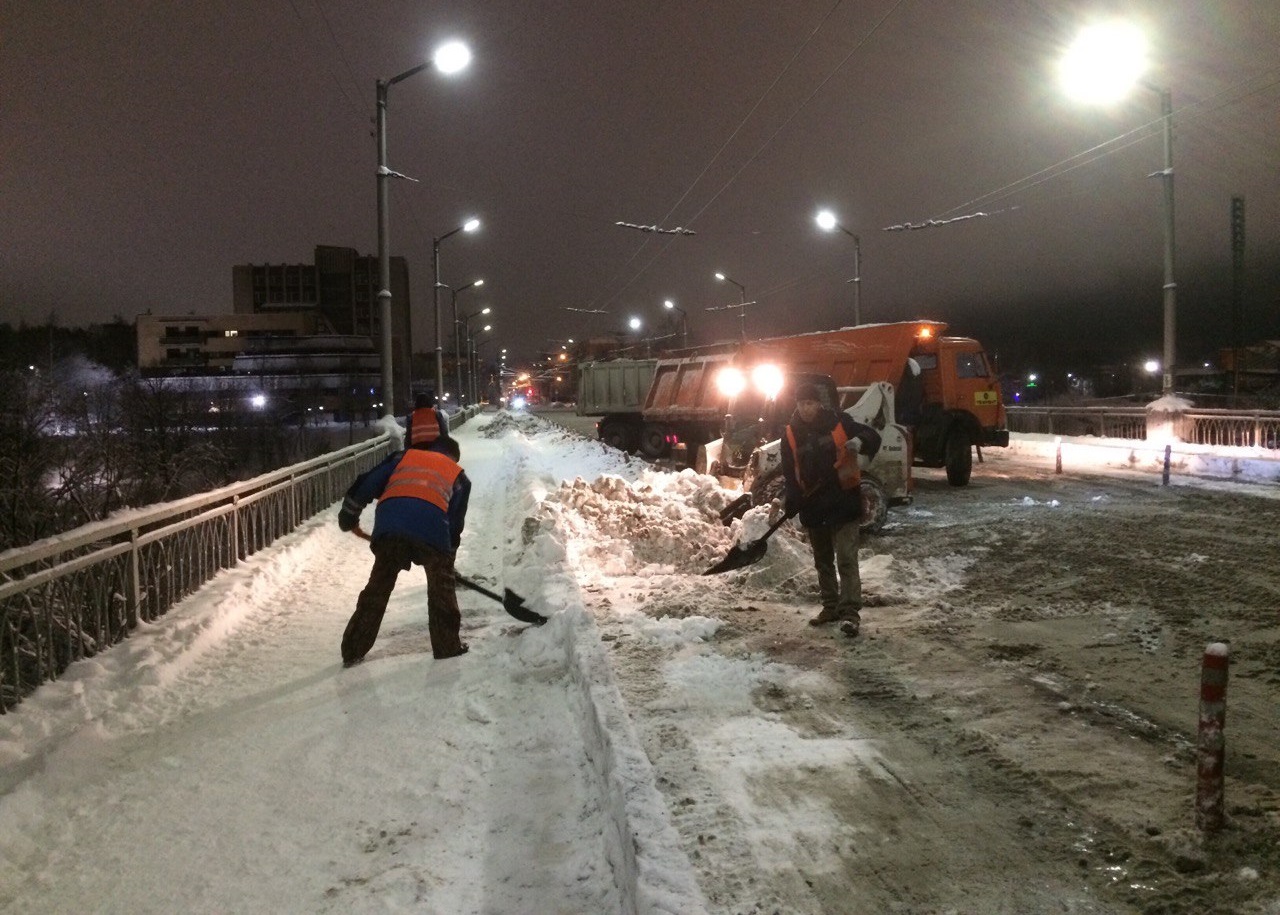 Власти Петрозаводска рассказали, как круглые сутки убирают снег с улиц города (ФОТО)