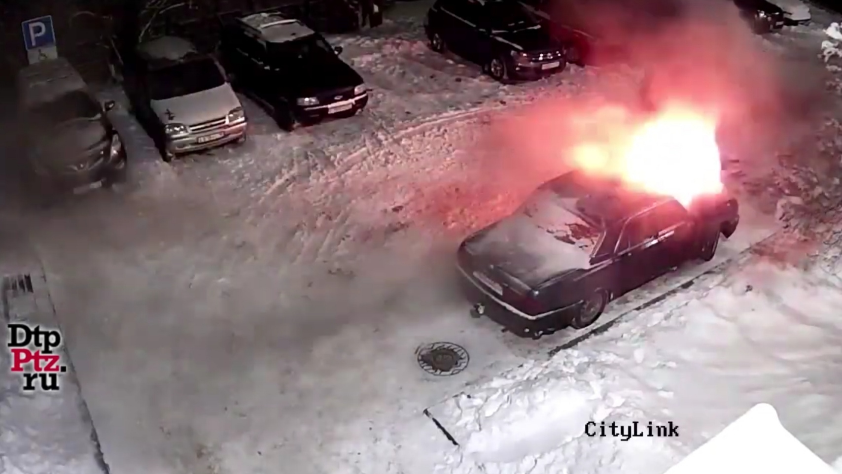 Автомобиль вспыхнул на стоянке в Петрозаводске (ВИДЕО)