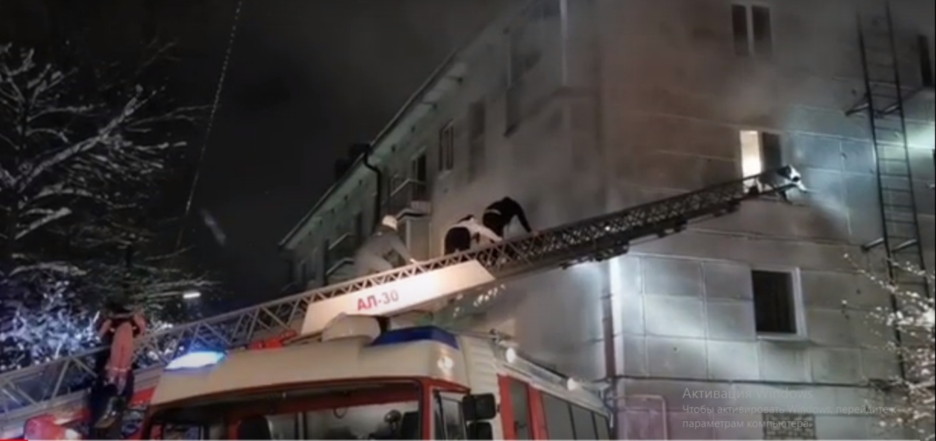 В Петрозаводске людей спасали из горящего дома по пожарной лестнице (ВИДЕО)