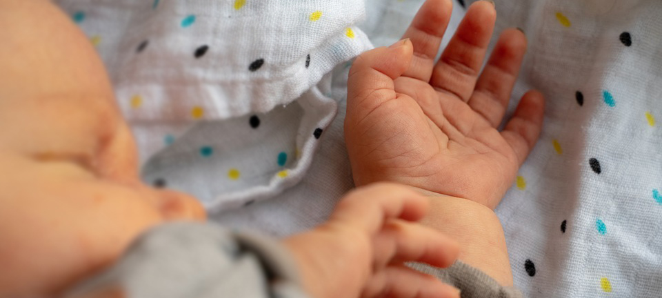 Избитый отцом до полусмерти младенец четвертый месяц находится в реанимации в больнице Петрозаводска