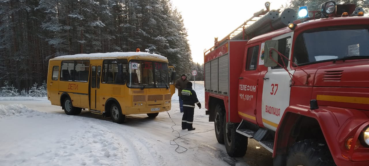 Пожарные эвакуировали сломавшийся школьный автобус в Карелии (ФОТО)