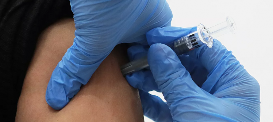 Жители Карелии могут записаться на вакцинацию от коронавируса в поликлиниках по месту жительства