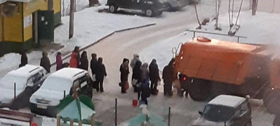В городе Карелии, где произошла авария на водопроводе, ищут волонтеров для доставки воды пенсионерам