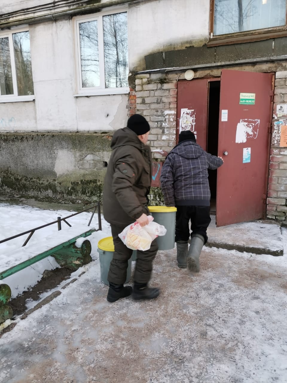 Волонтеры начали доставлять родниковую воду жителям Питкяранты, которые не  могут выйти из дома (ФОТОФАКТ) | СТОЛИЦА на Онего