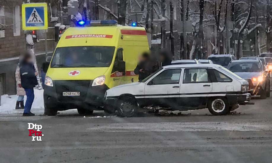 "Легковушка" влетела в автомобиль скорой помощи на перекрестке в Петрозаводске (ВИДЕО)