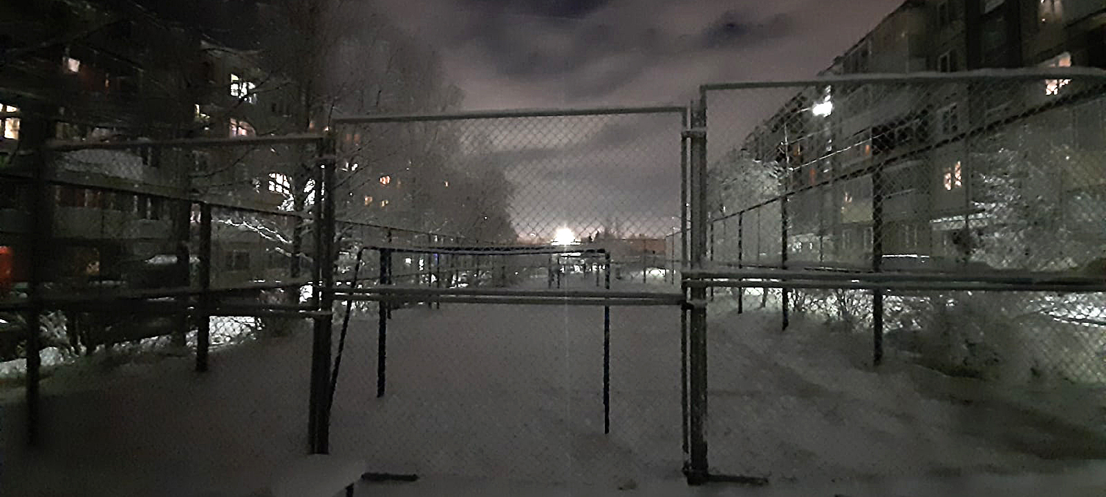 Петрозаводчане просят подсветить спортплощадку, которая была построена без опор освещения