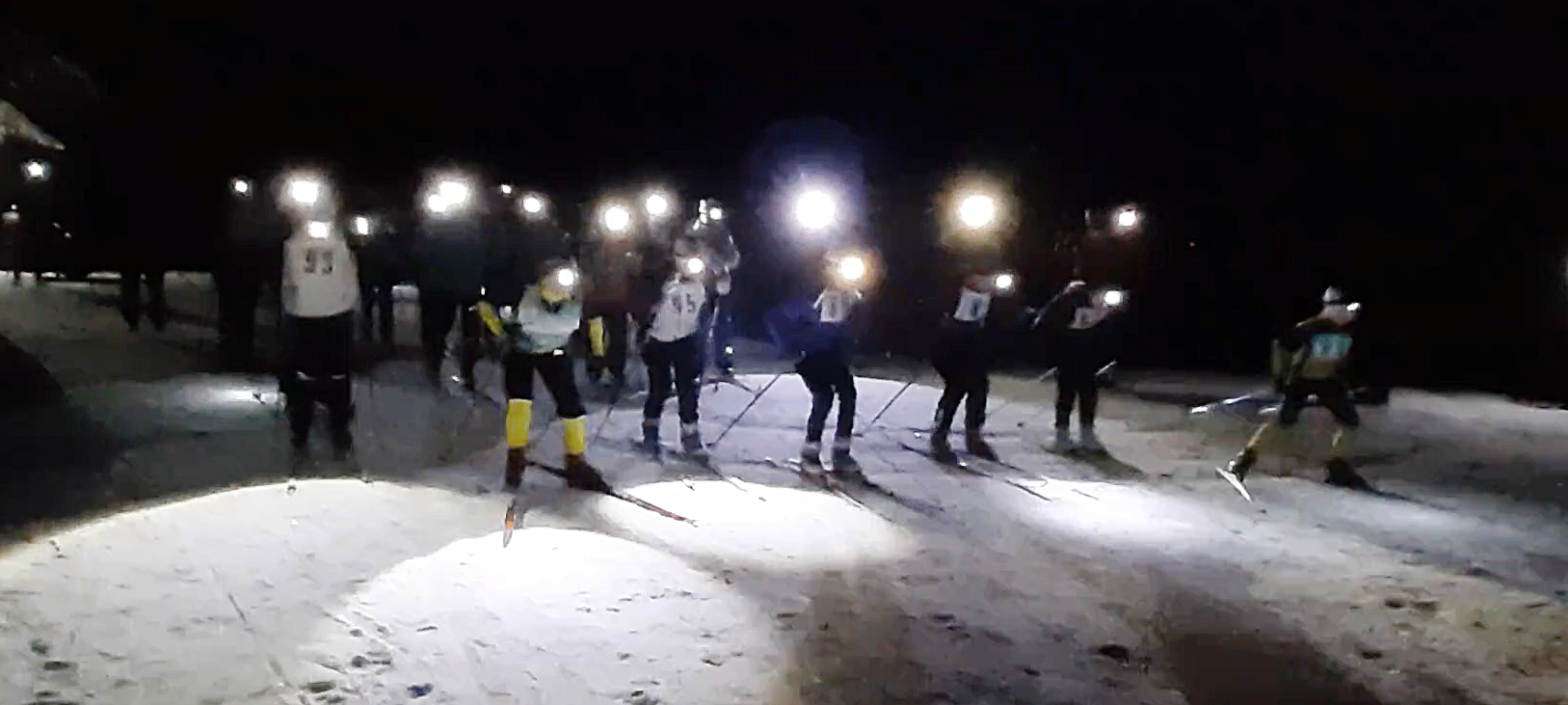На севере Карелии лыжники с фонариками на голове устроили ночной забег по лесу в честь Старого Нового года (ВИДЕО)