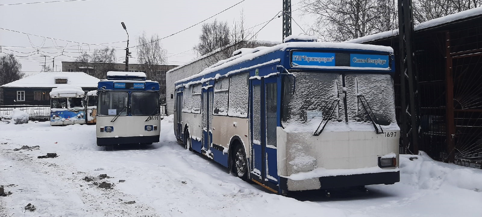 Подаренные Санкт-Петербургом троллейбусы, как заснеженные сараи, стоят в Петрозаводске (ФОТО)