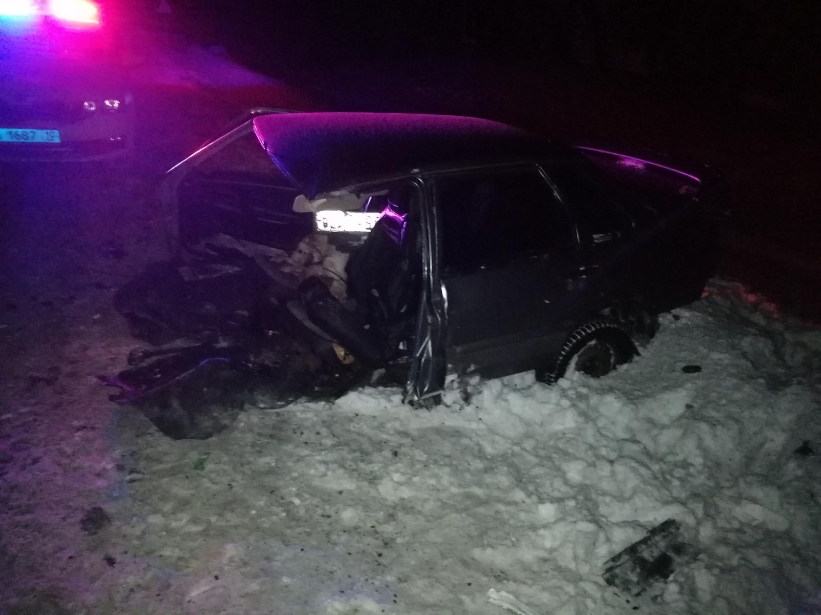 Два водителя пострадали в лобовой аварии на трассе в Карелии