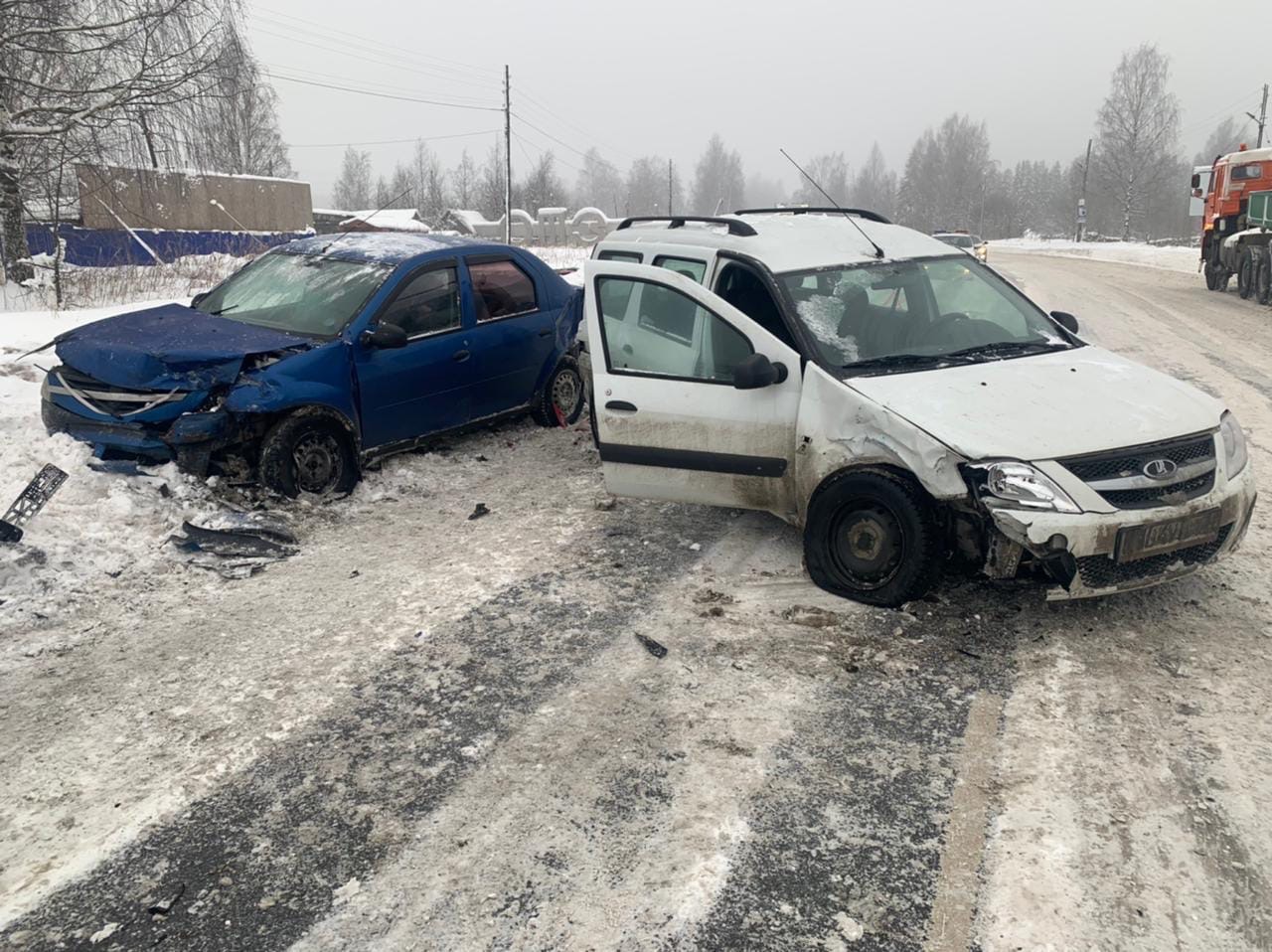 На выезде из Петрозаводска два автомобиля столкнулись лоб в лоб