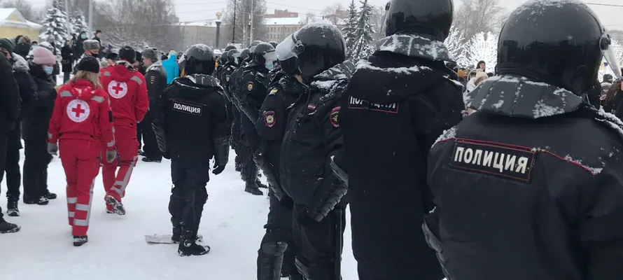 Журналиста "МК в Карелии" случайно задержали на несанкционированном митинге и сломали камеру