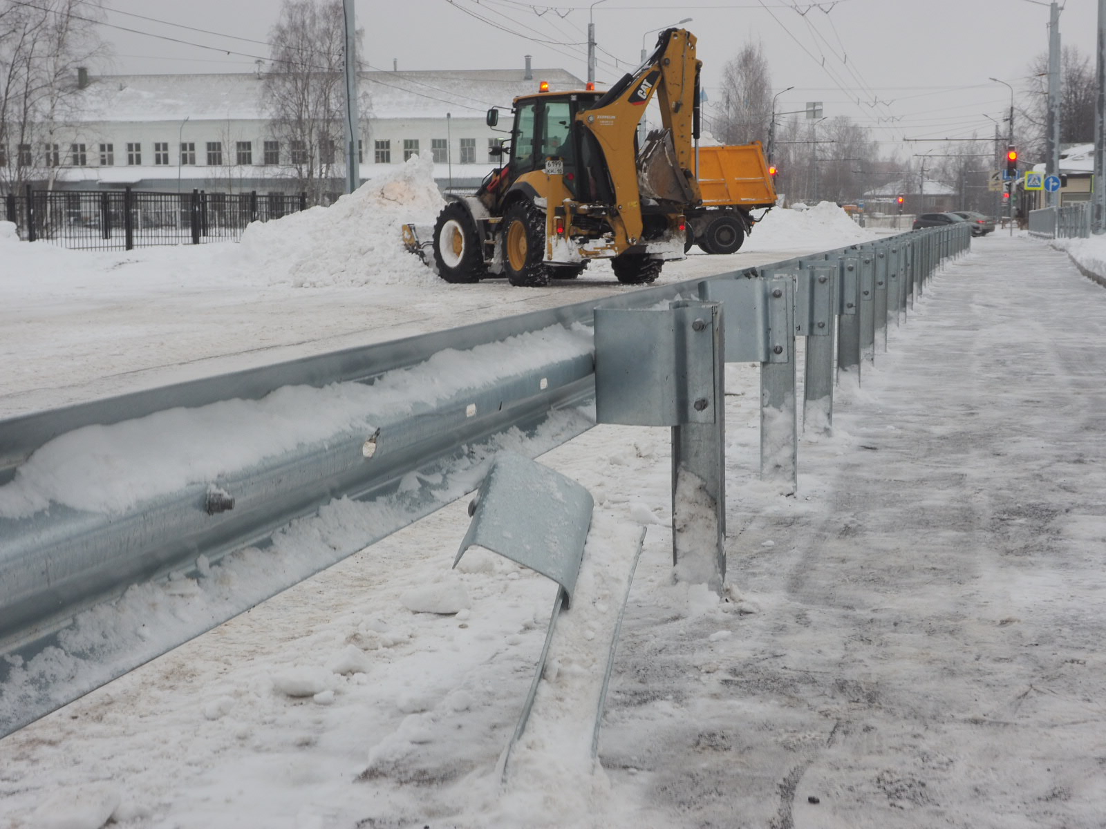 На только что отремонтированном мосту в Петрозаводске сломали ограждение (ФОТО)