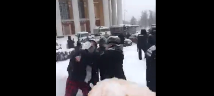 Митингующие на площади Кирова в столице Карелии напали на полицейских – произошла драка  (ВИДЕО)