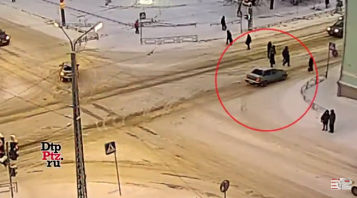 Автомобиль в Петрозаводске промчался на красный свет сквозь группу пешеходов на 