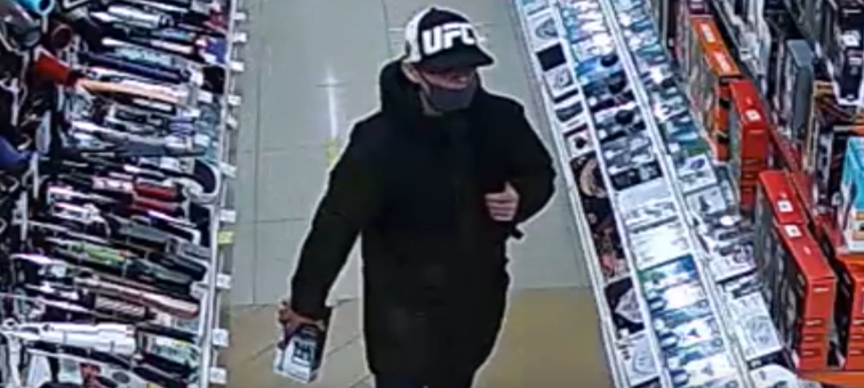 Полиция Петрозаводска ищет мужчину в кепке с иностранным логотипом (ВИДЕО)