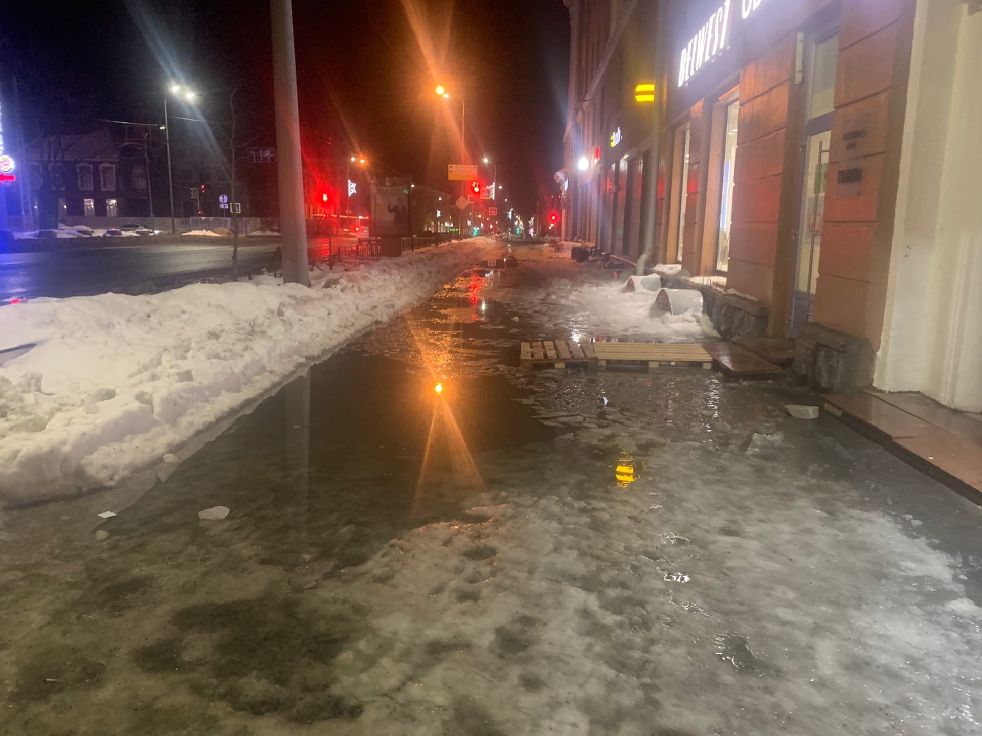 Улицы Петрозаводска превратились в ледяные реки (ФОТО)
