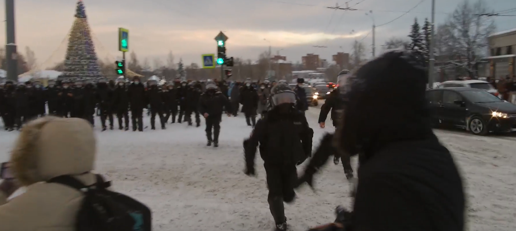 Экшн-камера журналиста "МК в Карелии" сняла его задержание на несанкционированном митинге в поддержку Навального (ВИДЕО)