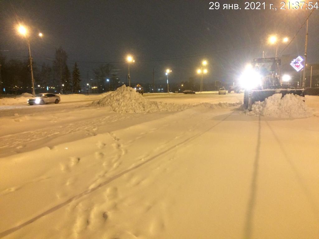 Ночью вывезли 70 самосвалов снега с площади Кирова в Петрозаводске