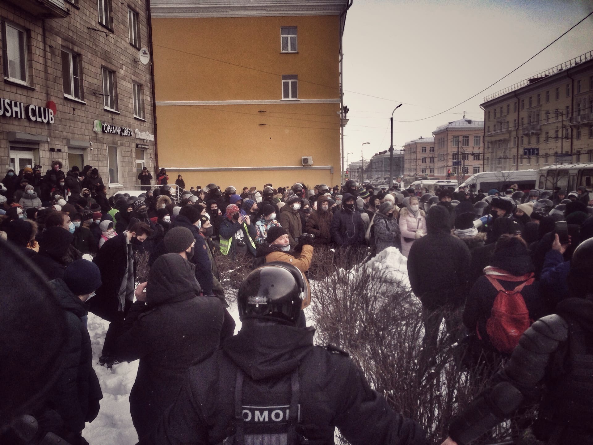 Участники несанкционированной акции в поддержку Навального двинулись колонной по центру Петрозаводска