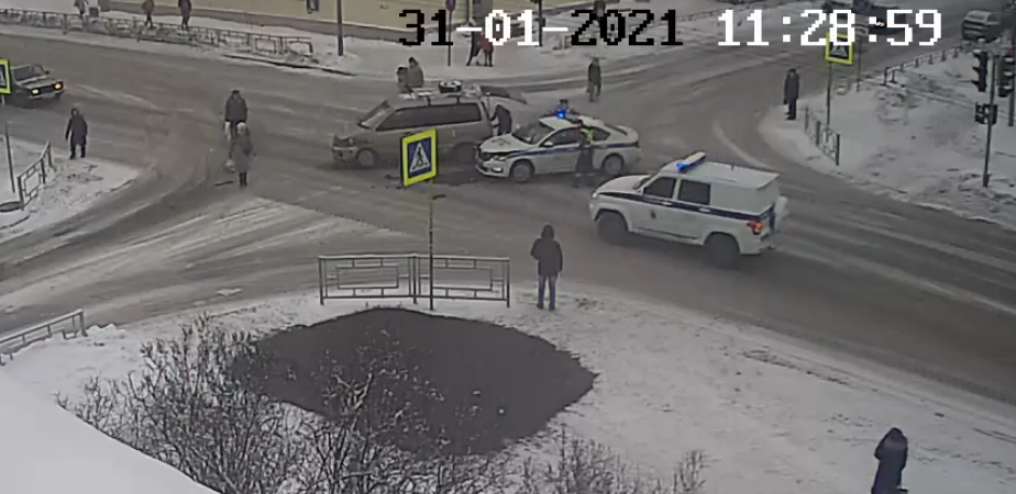 Как автомобиль ДПС попал в аварию в центре Петрозаводска (ВИДЕО)