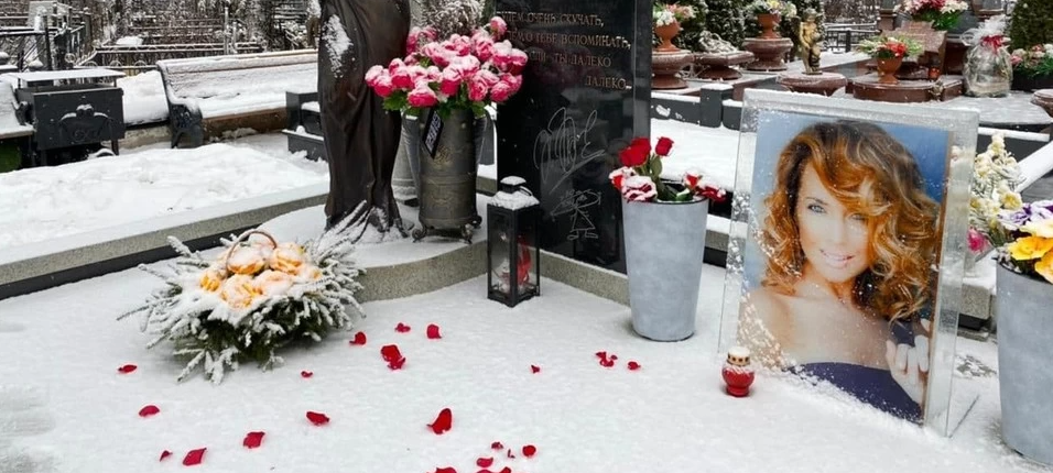 Молодые девушки уносят снег с могилы Жанны Фриске для ритуальных обрядов