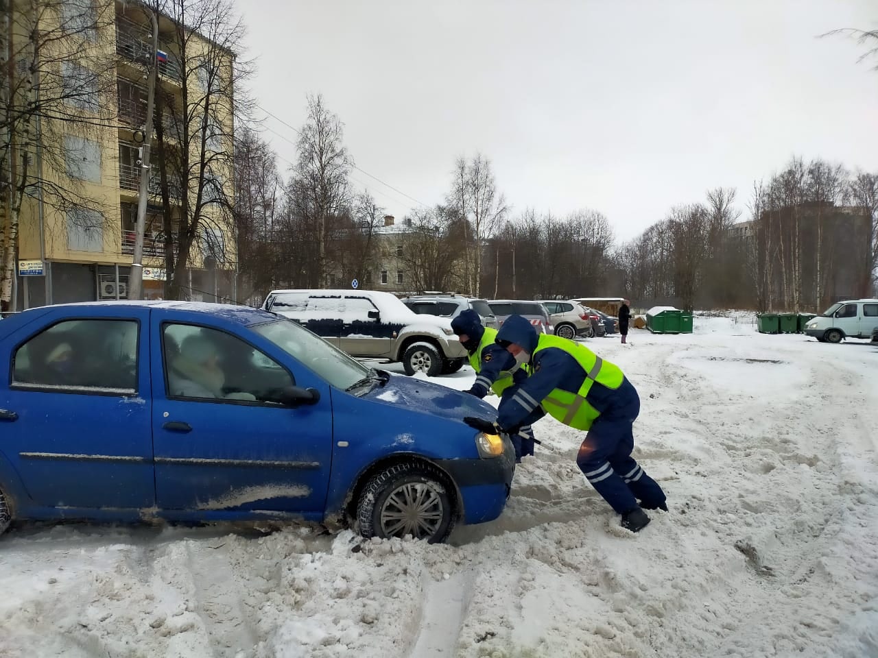 Как инспекторы спасали автомобилистов на заваленных снегом улицах Петрозаводска (ФОТО)