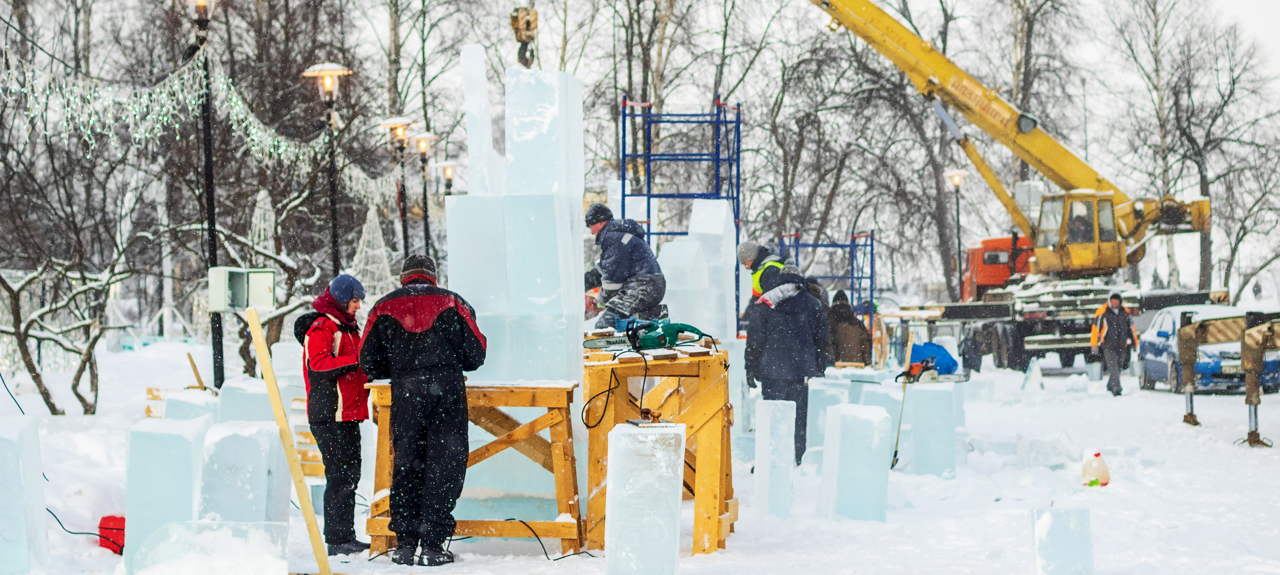  Скульпторы режут красоту изо льда и снега у мэрии Петрозаводска (ФОТО и ВИДЕО)