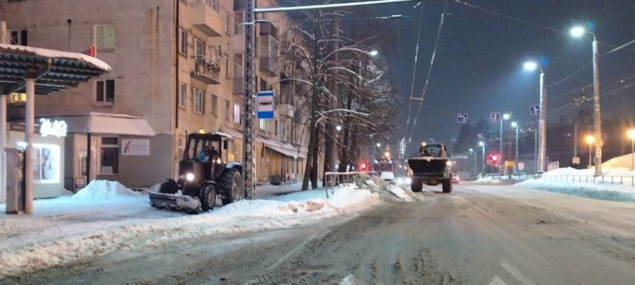 Снег в Петрозаводске убирают в "усиленном режиме" 