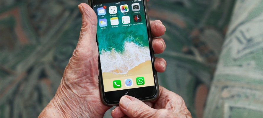 Пенсионеров в Петрозаводске научат бесплатно пользоваться смартфонами