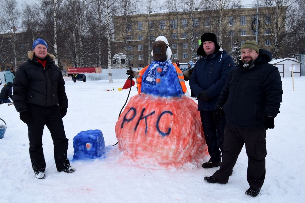 Сотрудники "РКС-Петрозаводск" слепили снежного сварщика и вручили главный приз за лучшую ледовую скульптуру  на "Гиперборее"