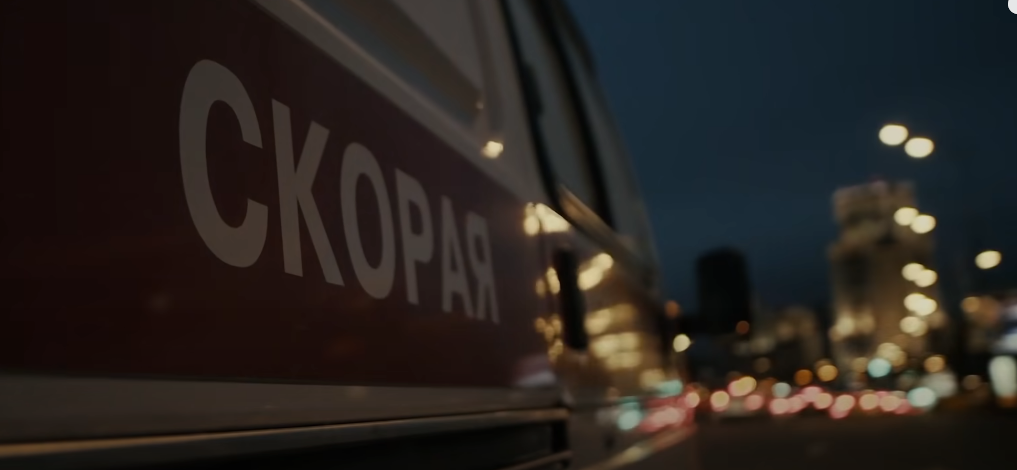В Петрозаводске машина скорой помощи застряла в пробке: медики пошли к больному пешком (ВИДЕО)