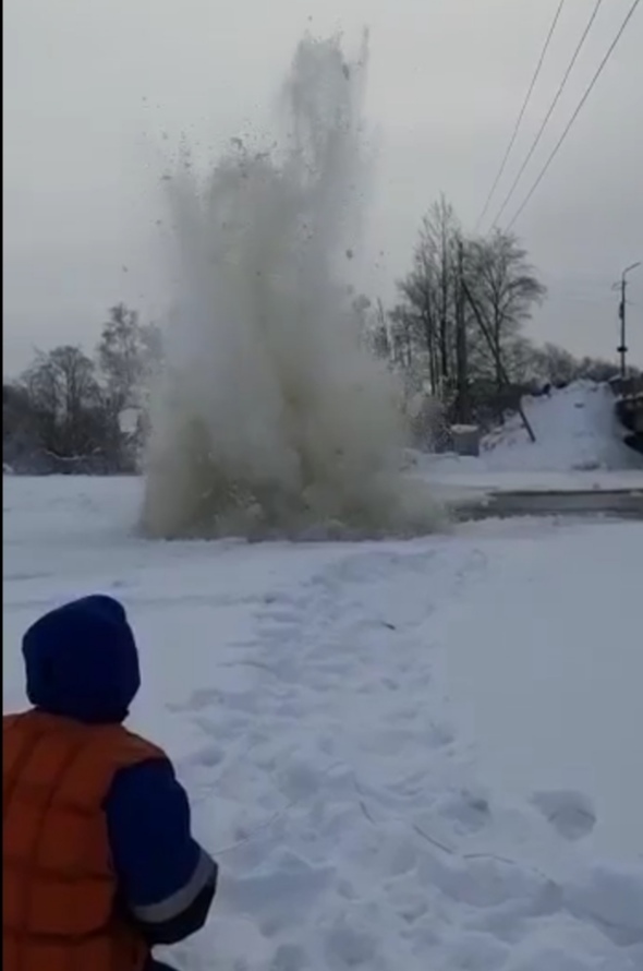 Саперы показали, как взрывали лед на опасной реке в Карелии (ВИДЕО)