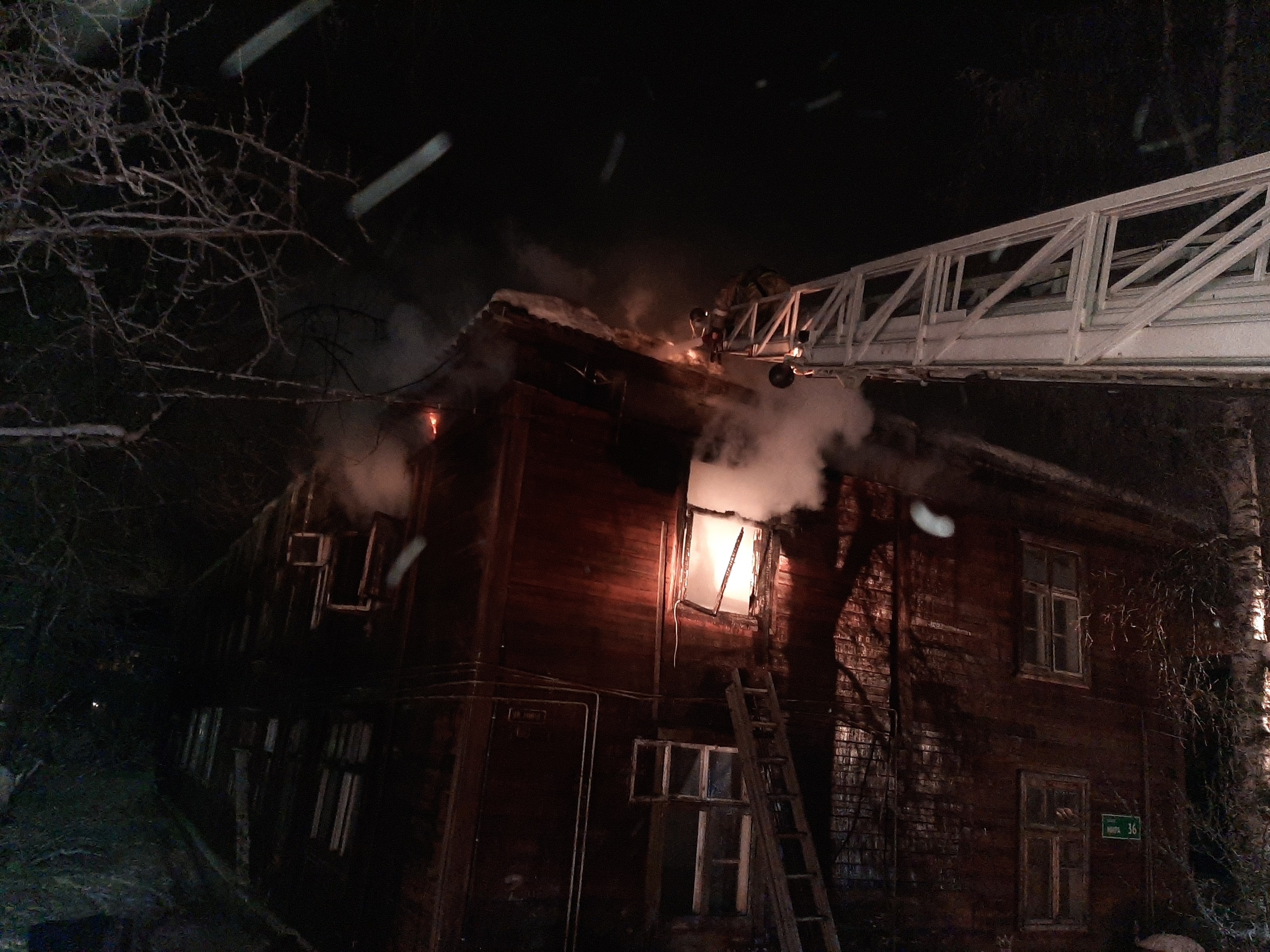 Появились фото с места ночного пожара в жилом доме, который спасали 11 пожарных в Карелии