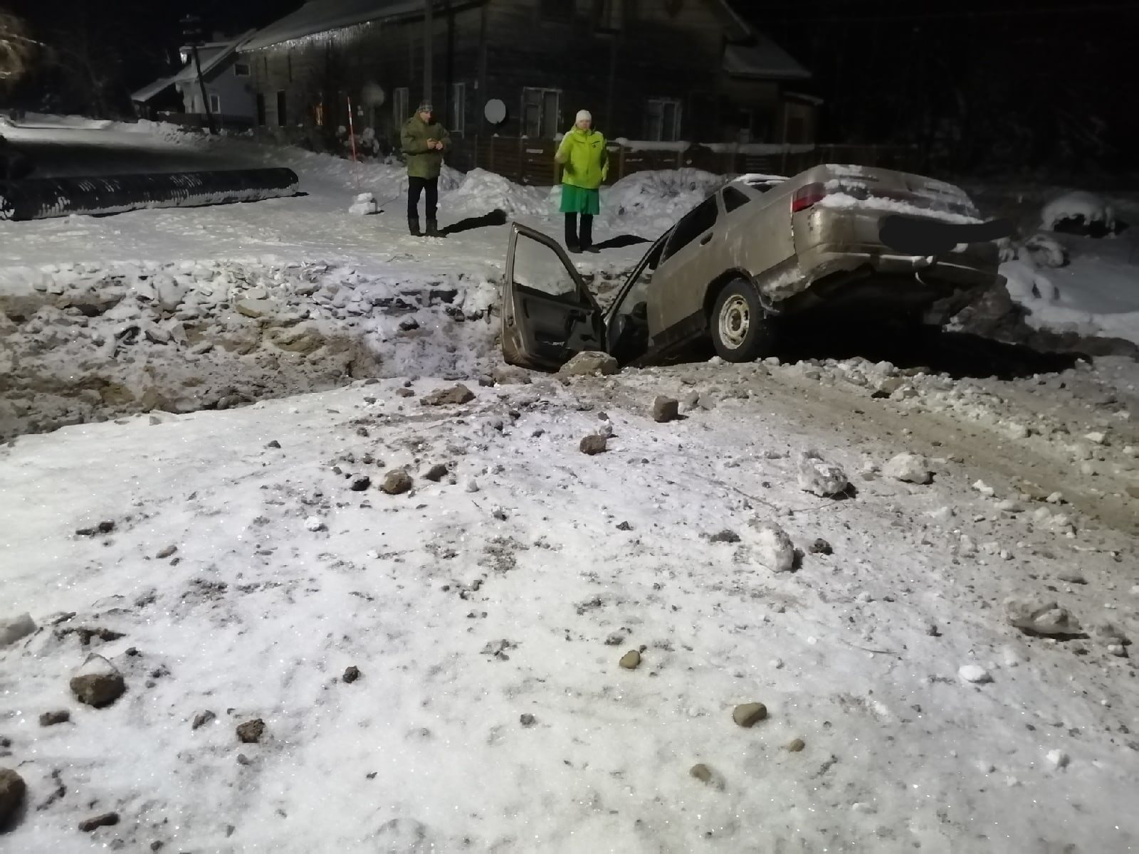 Автомобиль влетел в глубокую яму на дороге Карелии (ФОТО)