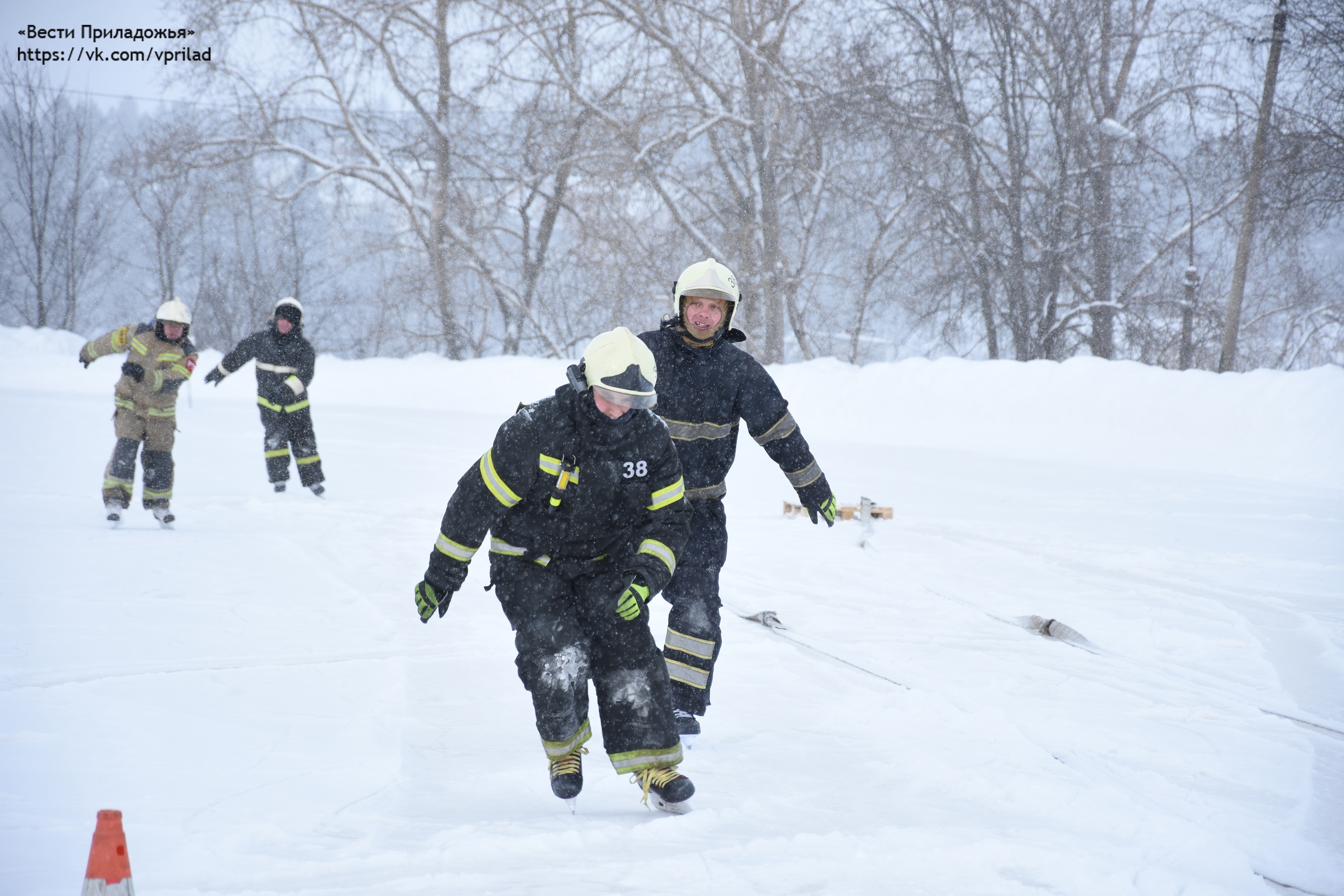 В Карелии пожарные встали на коньки (ФОТО)
