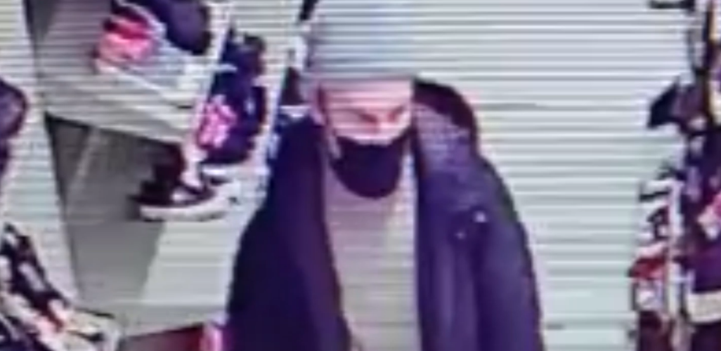 Полиция Петрозаводска ищет человека в маске, подозреваемого в хищении  (ВИДЕО)