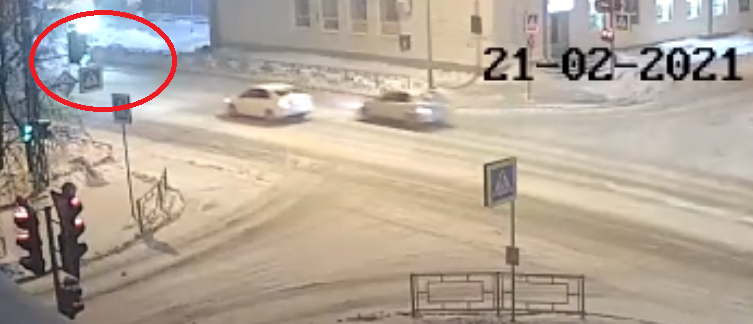 В Петрозаводске автомобилист влетел в сугроб, оставленный на дороге коммунальщиками (ВИДЕО)