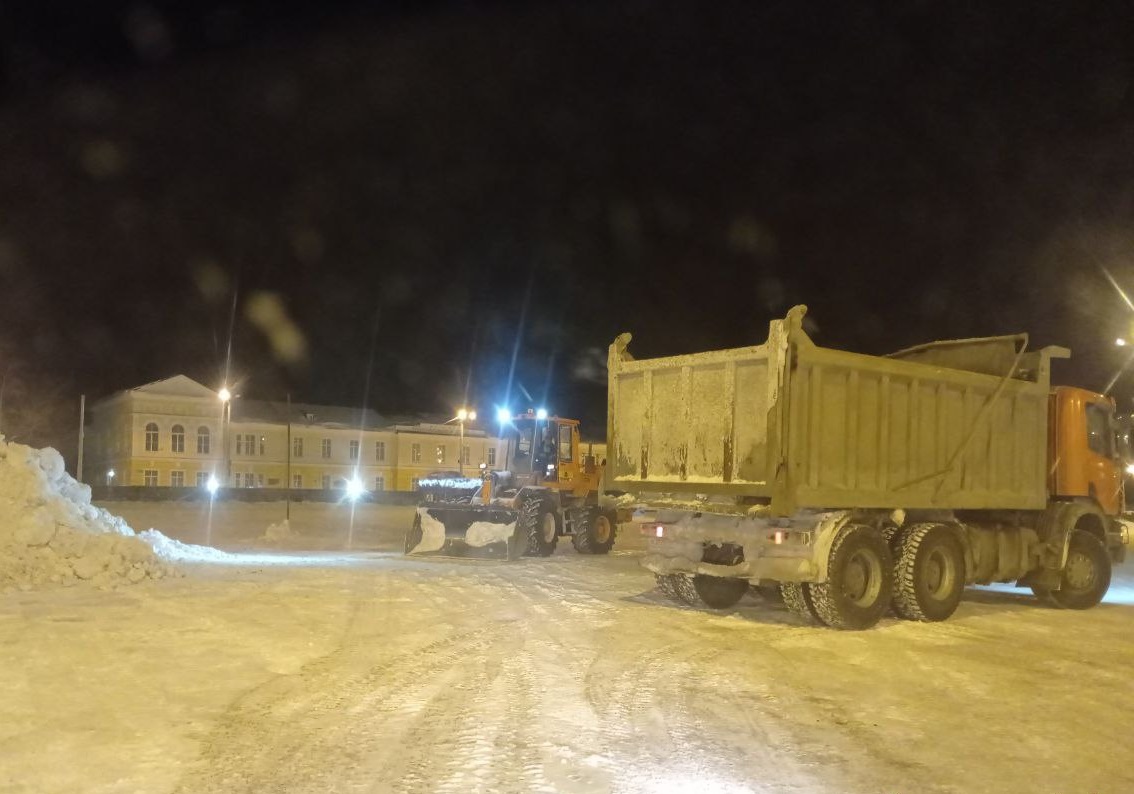 В преддверии праздника с площади Кирова в Петрозаводске ночью вывезли валы снега (ФОТО)