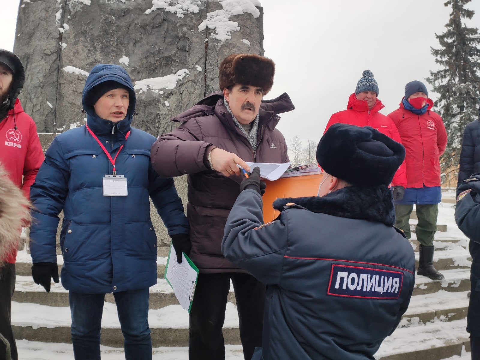 Мороз не остановил: в Петрозаводске прошла встреча жителей с депутатом Заксобрания от КПРФ Евгением Ульяновым (ФОТО) 