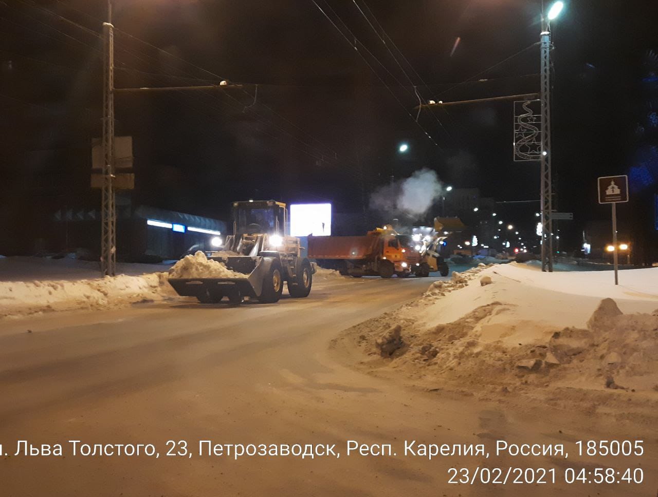 В мэрии рассказали, на каких улицах Петрозаводска подрядчик ночью убрал снег