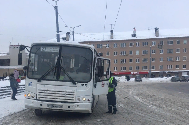 Инспекторы ГИБДД при проверках автобусов Петрозаводска просят пассажиров держаться крепче