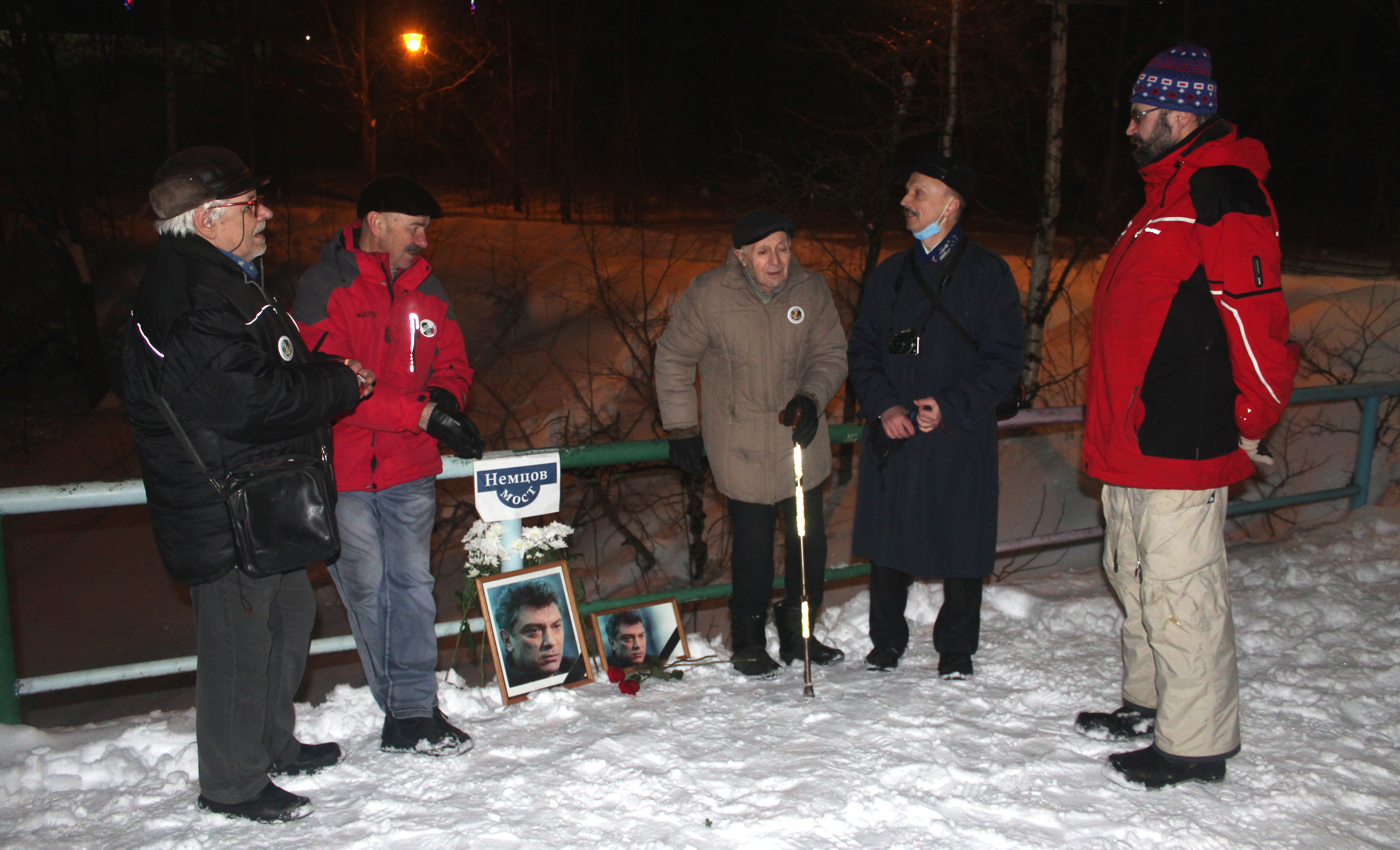 Жители Петрозаводска принесли цветы на символический "Немцов мост" (ФОТО)