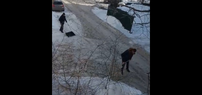 Жители Петрозаводска сами расчищают себе дорогу от снега (ВИДЕО)