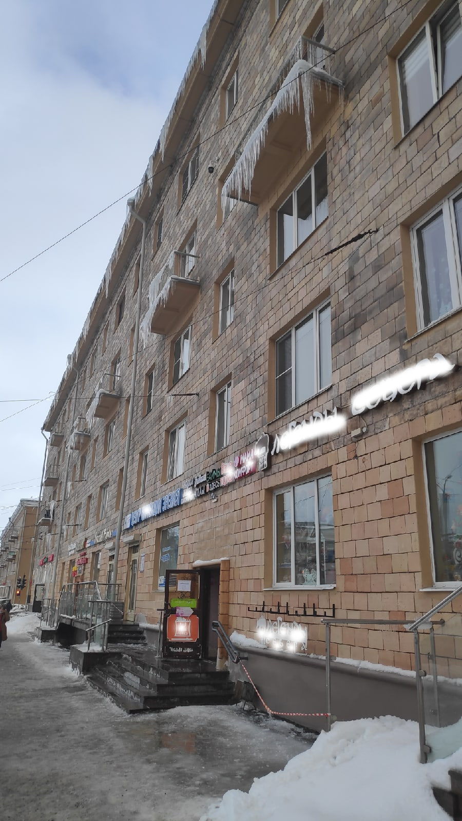 "Смертельный номер": Лед на ступеньках и сосульки над головой угрожают посетителям магазина в центре Петрозаводска