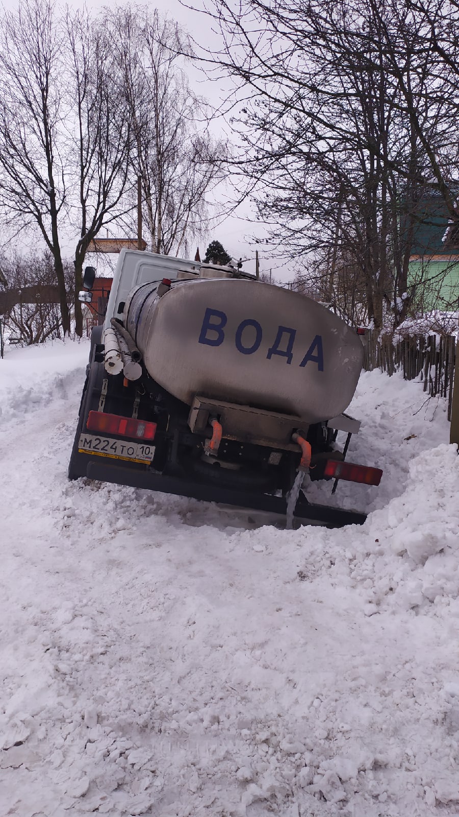 Издевательство: водовозка в Петрозаводске застряла в снегу – люди третьи  сутки сидят без воды | 01.03.2021 | Новости Петрозаводска - БезФормата