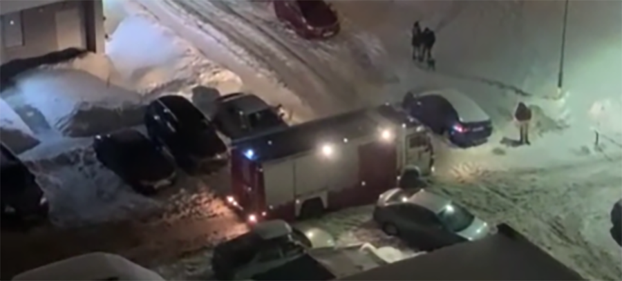 В МЧС Карелии рассказали, куда спешила пожарная машина, застрявшая в снегу во дворе Петрозаводска