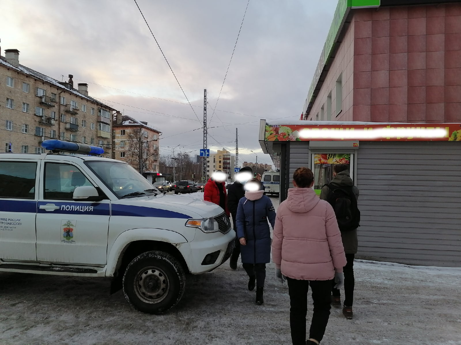 Посетителей Центрального рынка в Петрозаводске вновь эвакуировали из-за сообщения о бомбе (ФОТО)