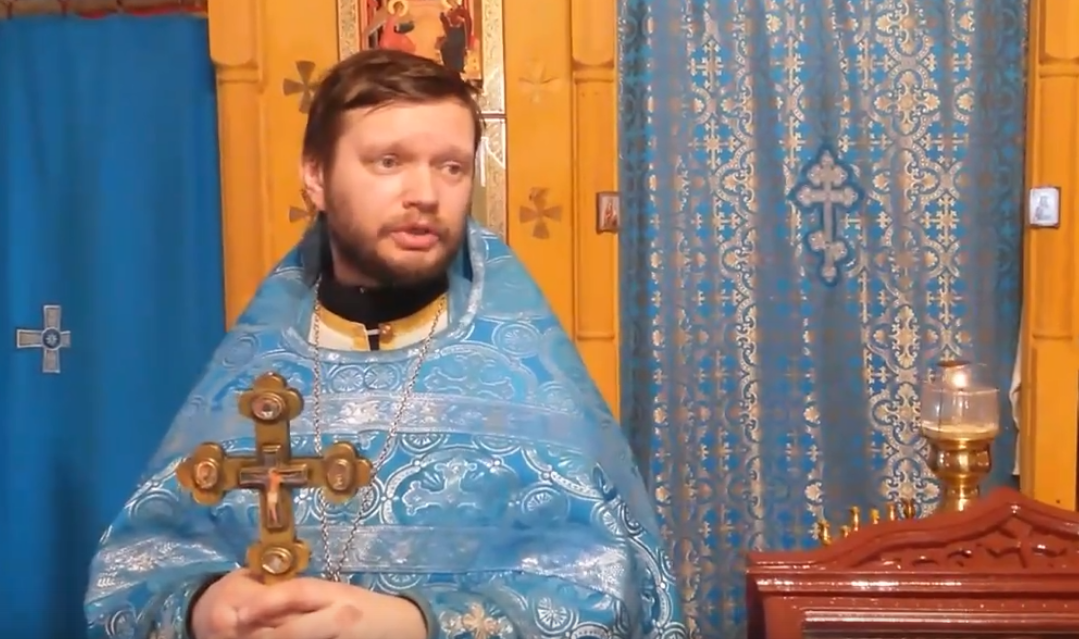 "Если даже не нужно, купите": священник из Петрозаводска призвал покупать носочки у бабушек (ВИДЕО)